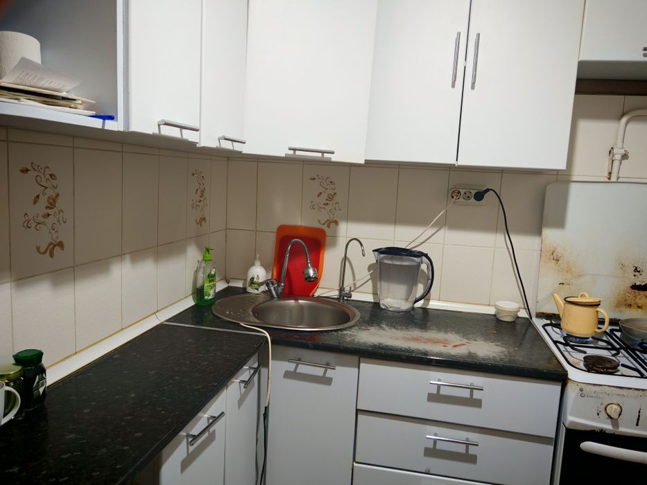 Продам кухонный угловой гарнитур вместе с газовой плитой