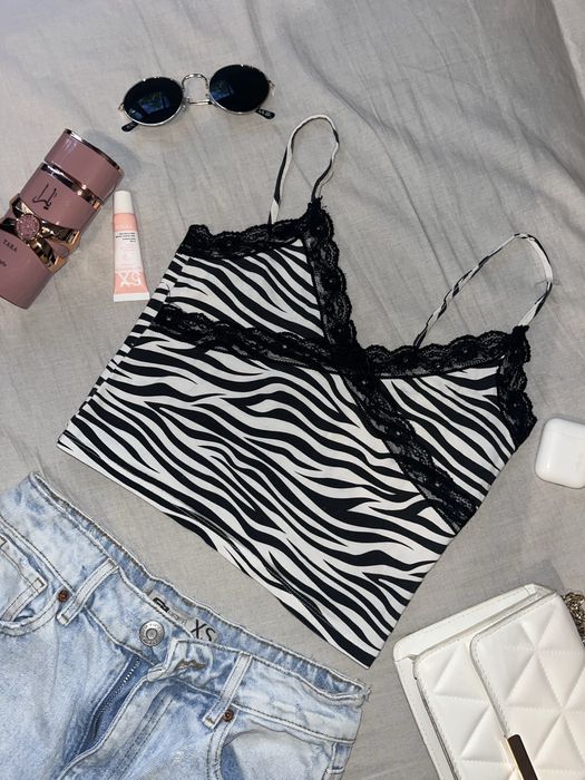 maieu cu print de zebra si danteluta