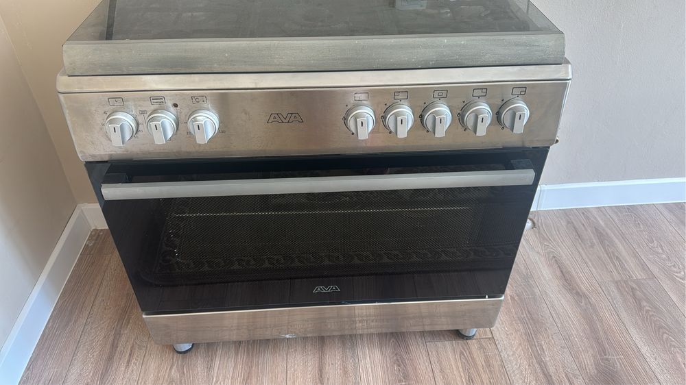 Газ , духовка электрическая !