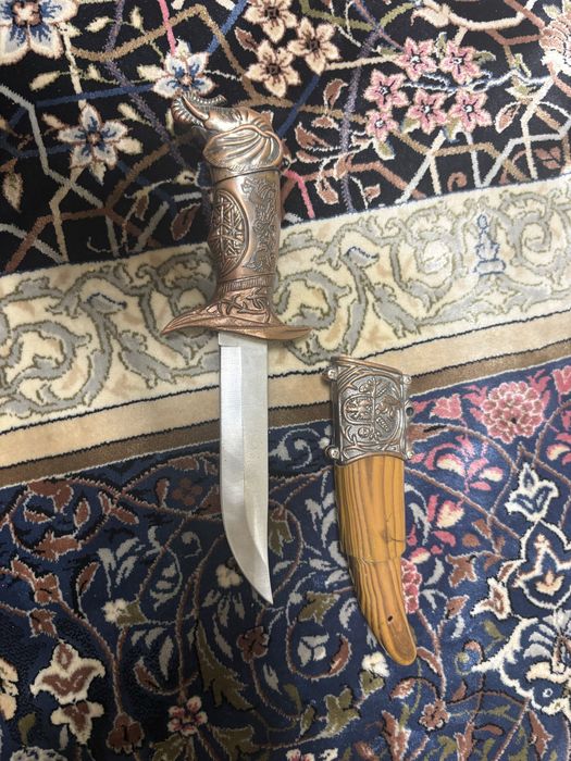 Кенжал ,нож.