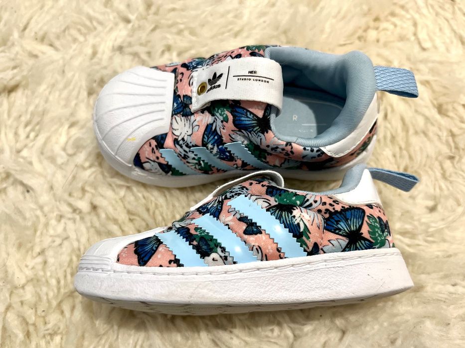 Adidas за момиче. Номер 21, стелки 13,5 см.