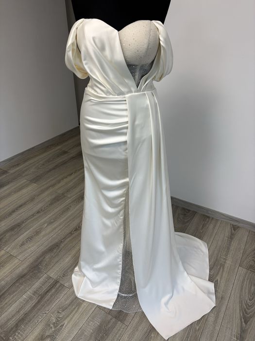 Vand rochie  ivuar  din satin si dantela cu paiete finute arginti
