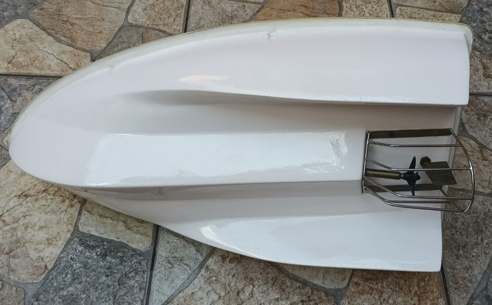 Navomodel pescuit de tip trimaran
