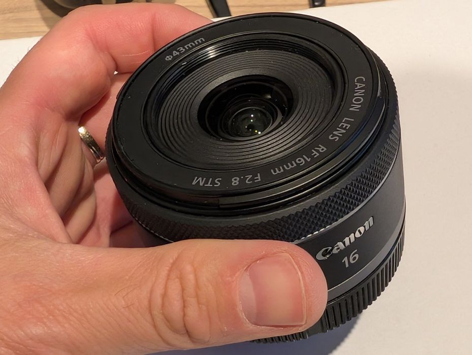 Canon RP mirrorles | obiective 50mm și 16mm | 2 blițuri + accesorii