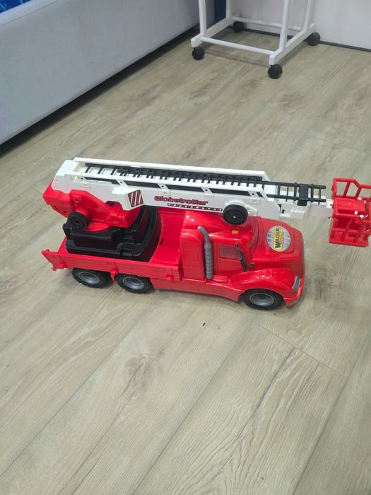 Продам фирменные машинки Полесье