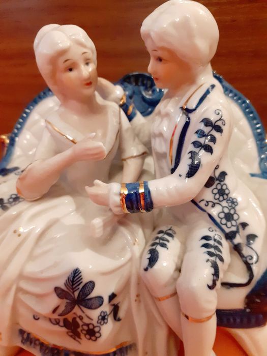 Винтидж порцеланова фигура "Двойка на дивана"