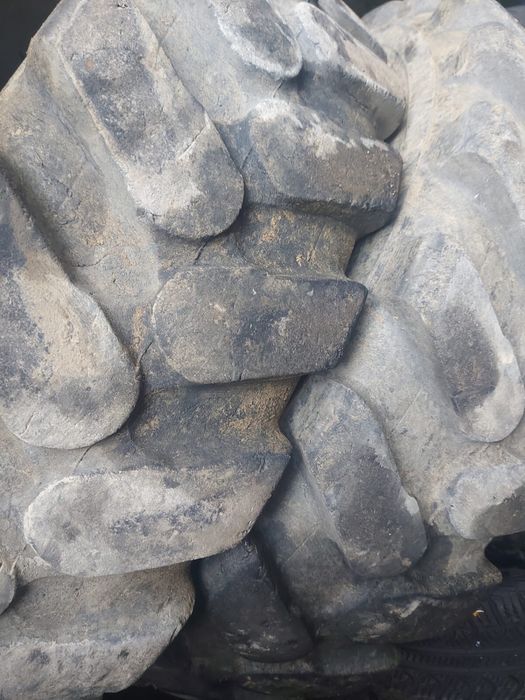 Vand cauciucuri 1000/20+ excavator Komatsu pw140 pe roti