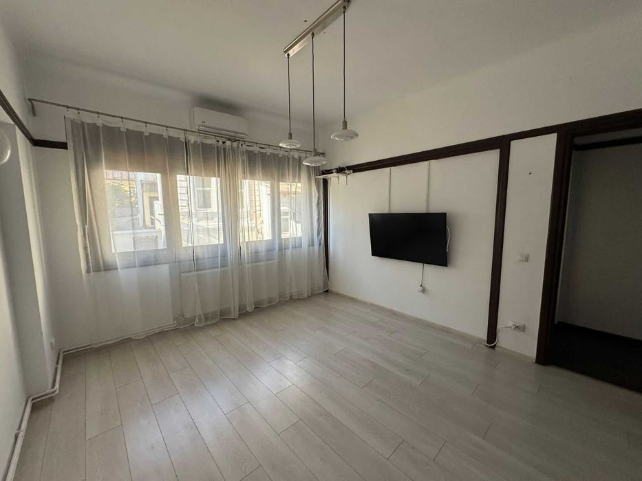 Închiriez apartament 5 camere în vilă interbelică (parter)