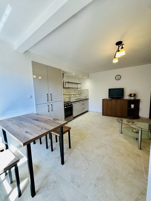 Casa renovata cu gradina de inchiriat(Radauti) 2 dormitoare,bucatarie noua, living, baie,dresing