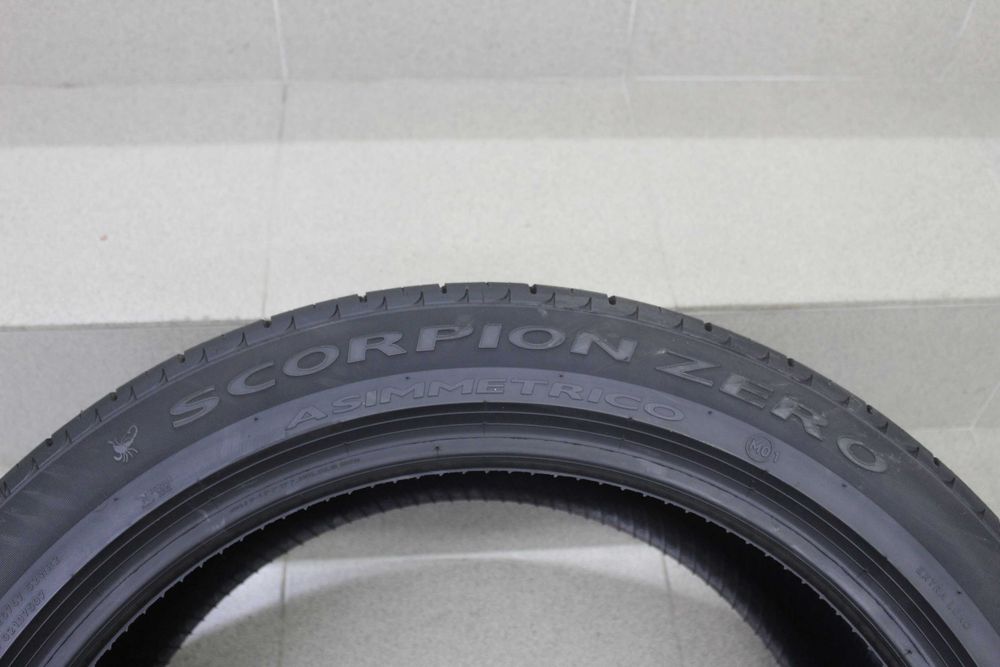 295/40-22 Pirelli Scorpion Zero