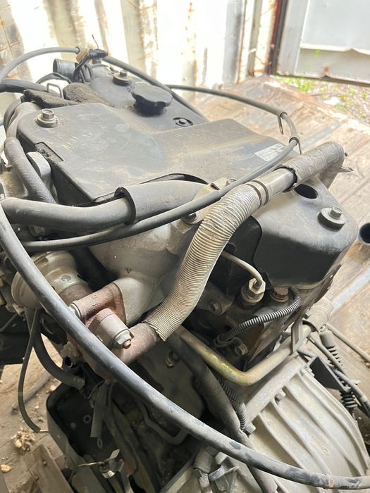 На Isuzu 4JG2 двигатель и КПП автомат