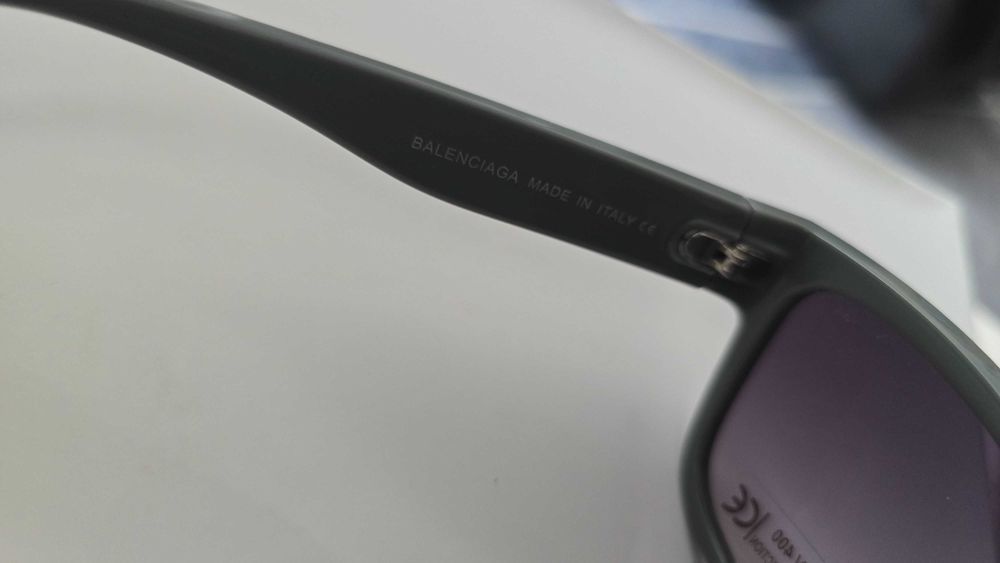 Ochelari de soare Balenciaga.