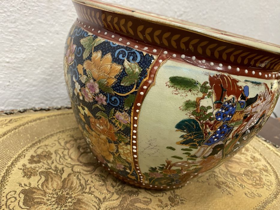 Китайска порцеланова кашпа изрисувана с релеф