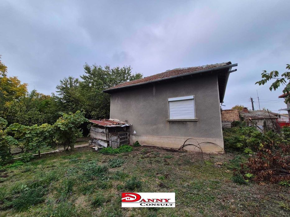 Къща с двор и кладенец в с. Бутово, общ. Павликени