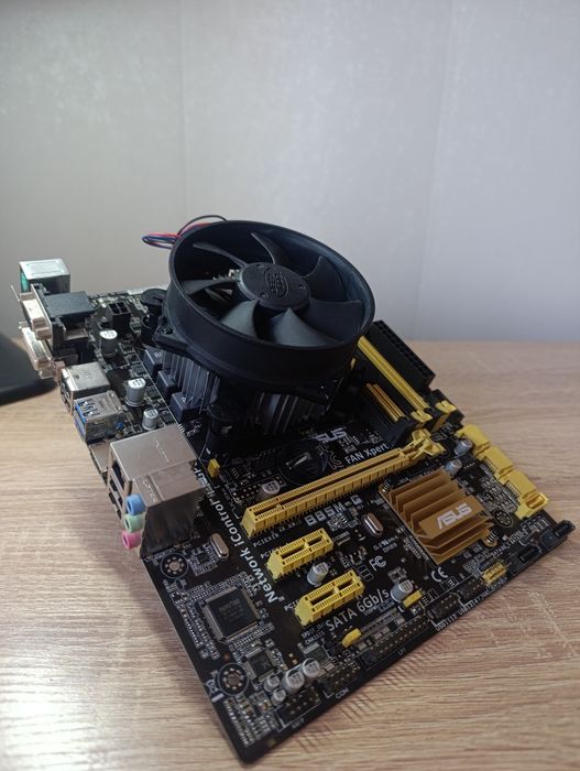 Продам материнскую плату ASUS B85M-G (LGA 1150)