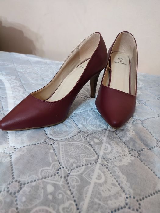 Дамски обувки на тънък ток, номер 37