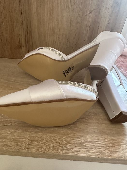 Елегантни сатенени обувки