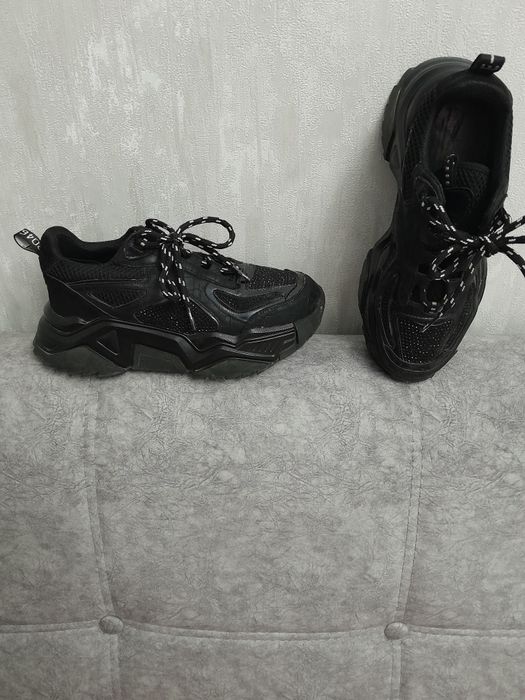 Кроссовки женские 37 размер привозили из Турции в хорошем состояние