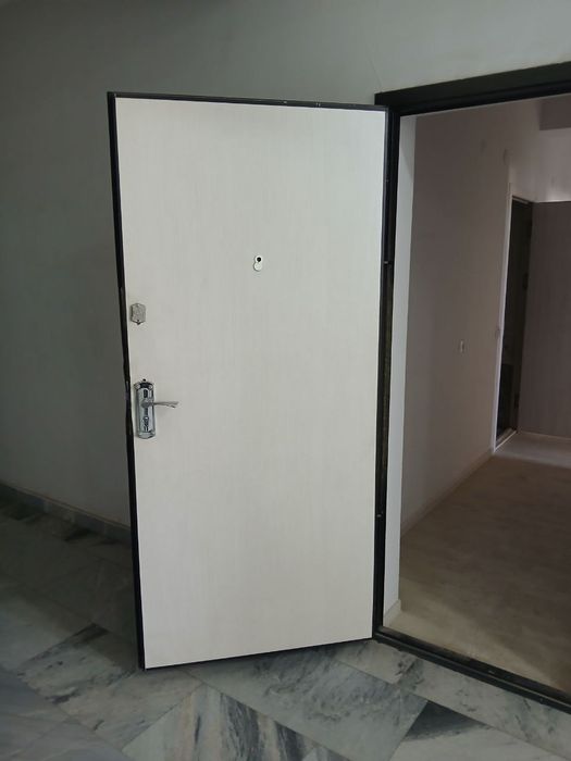 Продаётся дверь для подъезда и ванна.