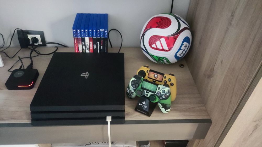 PlayStation 4 Pro + 2 джойстика + игри – отлично състояние