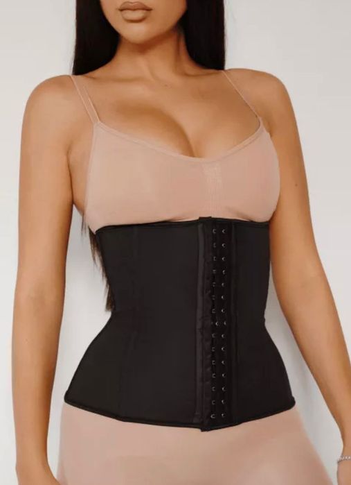 Corset negru, talie de viespe
