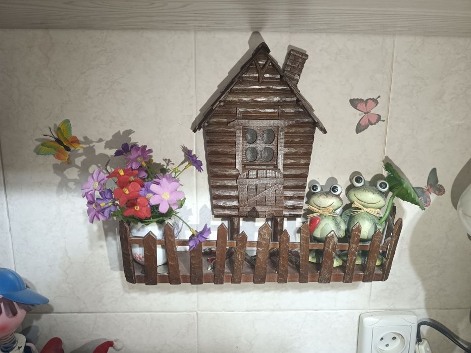 Декоративная деревянная полка «Избушка на курьих ножках» ручной работы