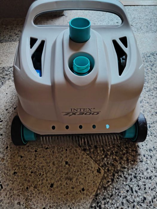 Автоматична почистваща система за басейн