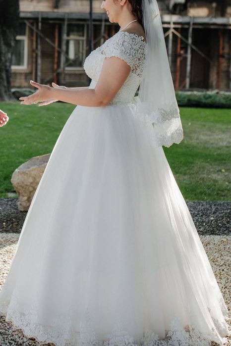 Rochie de mireasa marimea 46, cu talie reglabila,stare impecabila.