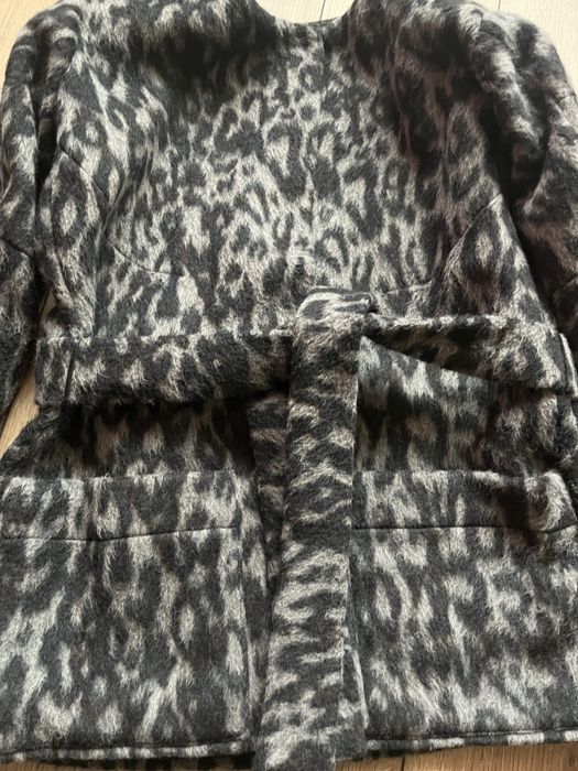 Сиво вълнено палто