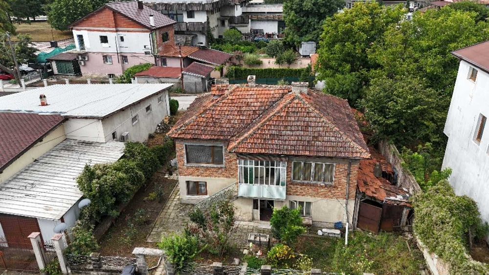 Продавам двуетажна къща