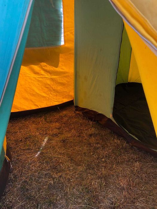 Cort 2 persoane pe schelet metalic cu hol si dormitor