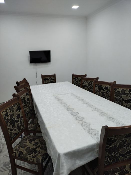 Мебель. Стол и стулья для гостиной.