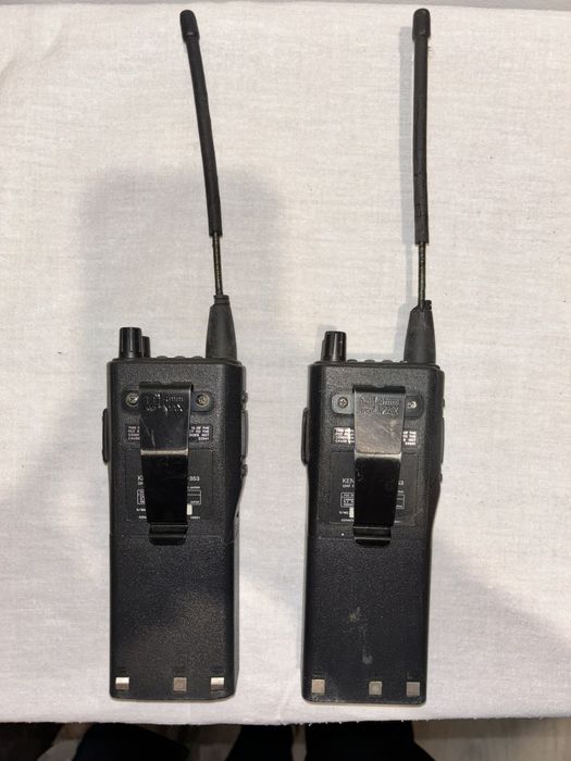 Stație emisie-recepție Kenwood TK-353 + încărcător Kenwood KSC-14