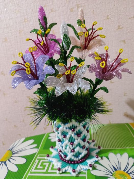 Цветы из бисера  с красивыми горшками