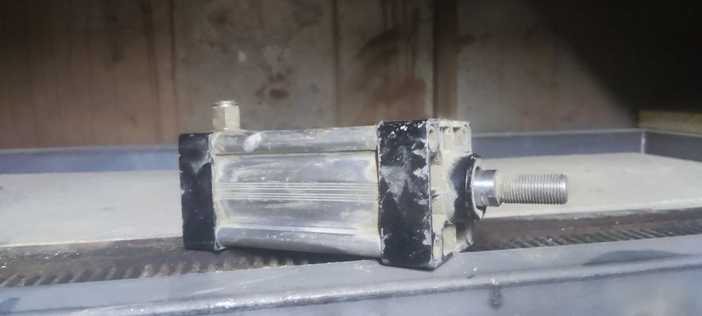 пневмо цилиндр  20 см