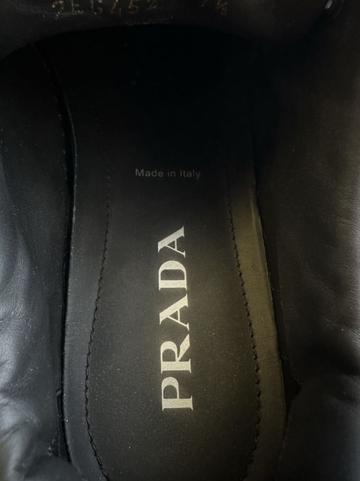 кожаные кроссовки Prada