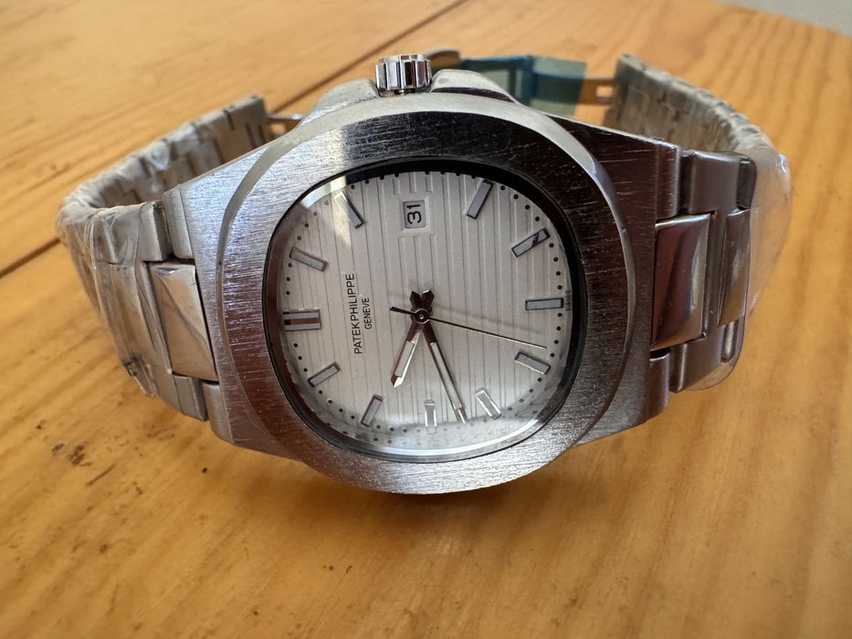 Vand ceas barbatesc inscriptionat Patek Phillipe