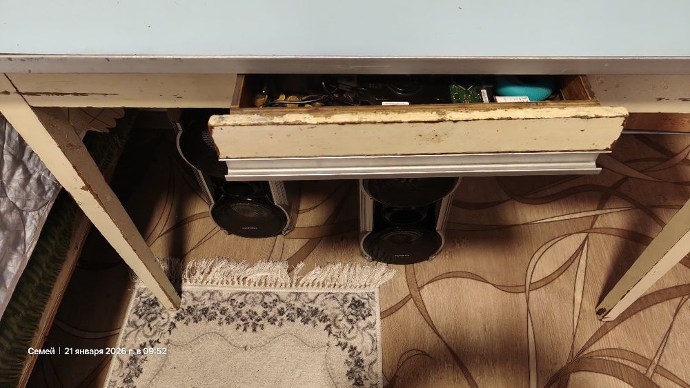 Продам кухонный стол.