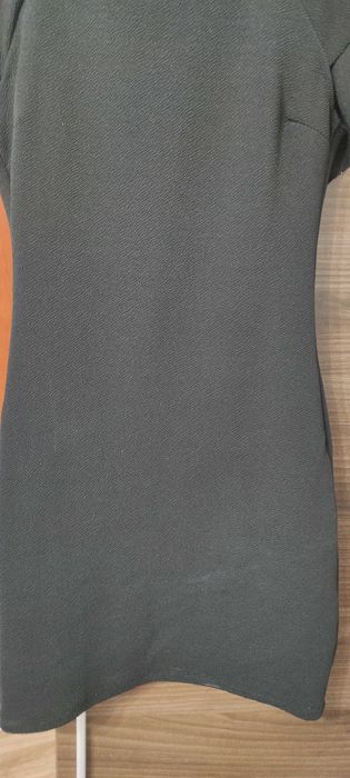 Черна рокля с гол гръб