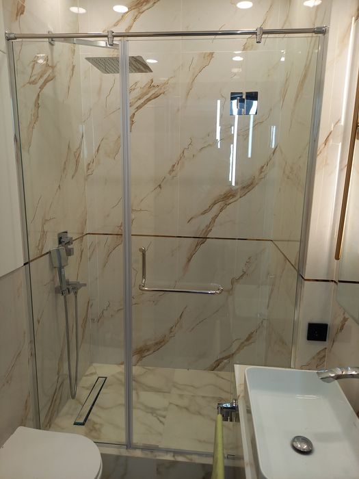 Душевые стеклянные перегородки и ограждения ванну на заказ - Сантехника ...