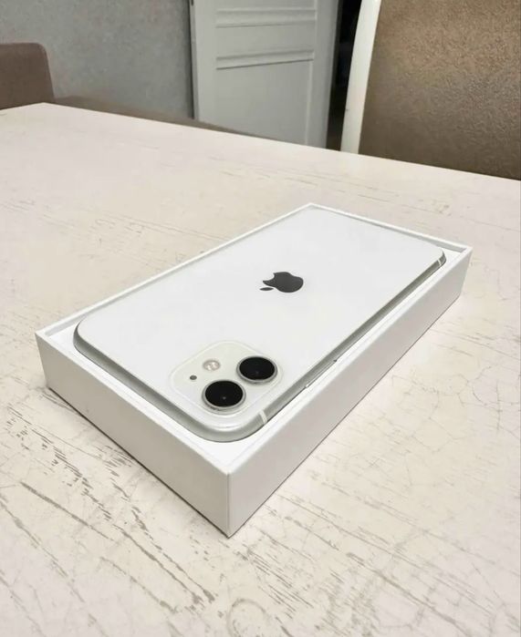 iPhone 11, 128 Гб беленький