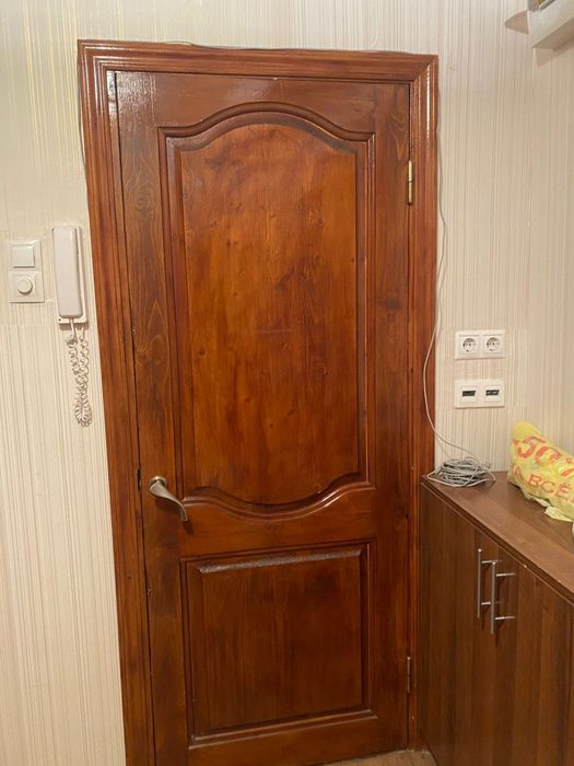 Продам деревянную дверь