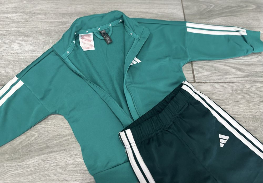 Trening adidas ca si nou