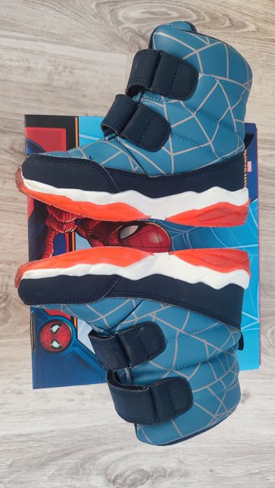 Vând ghete îmblănite Nr 27, model Spiderman cu Leduri