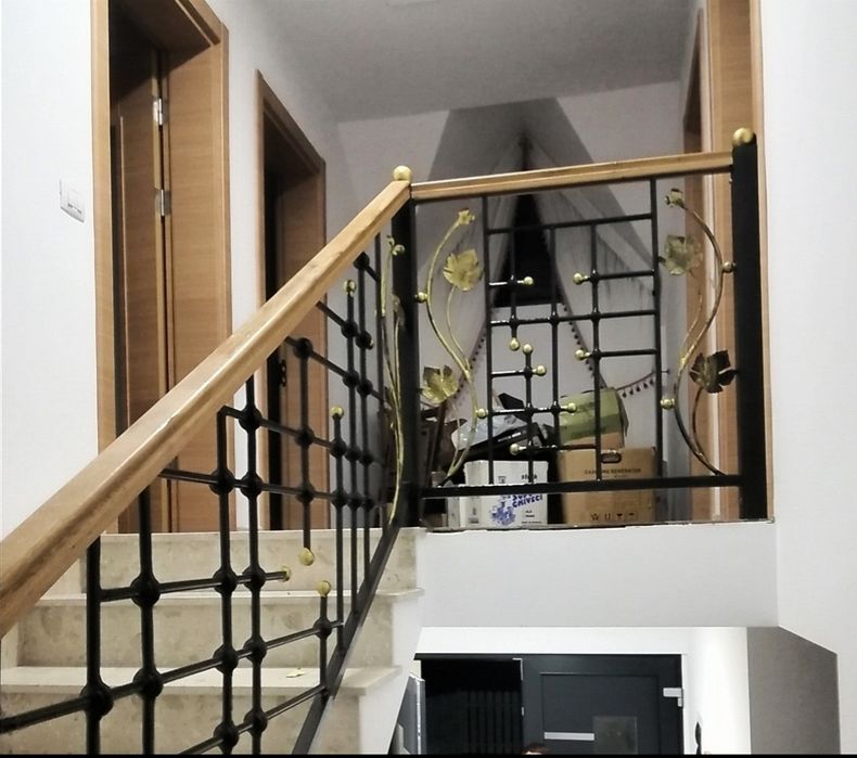 Porți, garduri, mâini curente, balansoare din fier forjat.