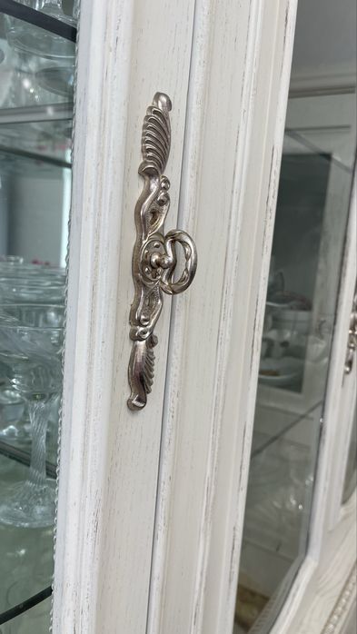 Продам сервант, стулья в подарок