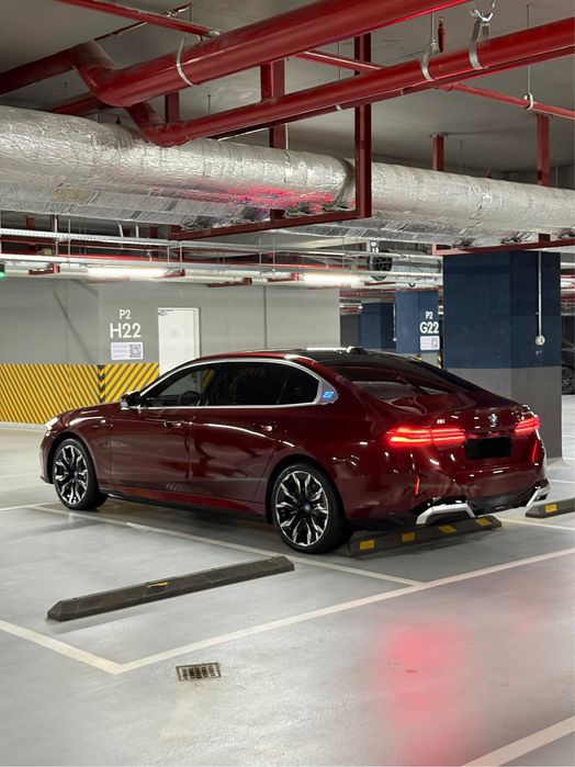 BMW i5 Full position