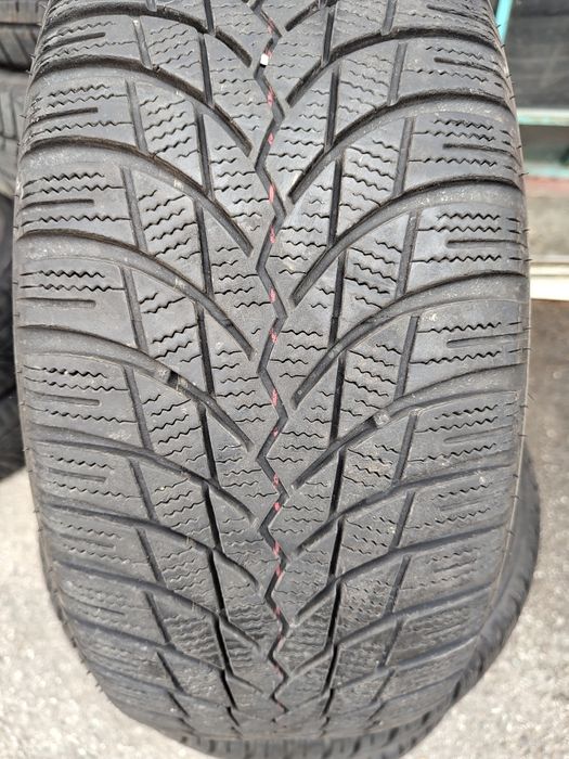 Продавам 2 зимни гуми 205/55/16 Lassa