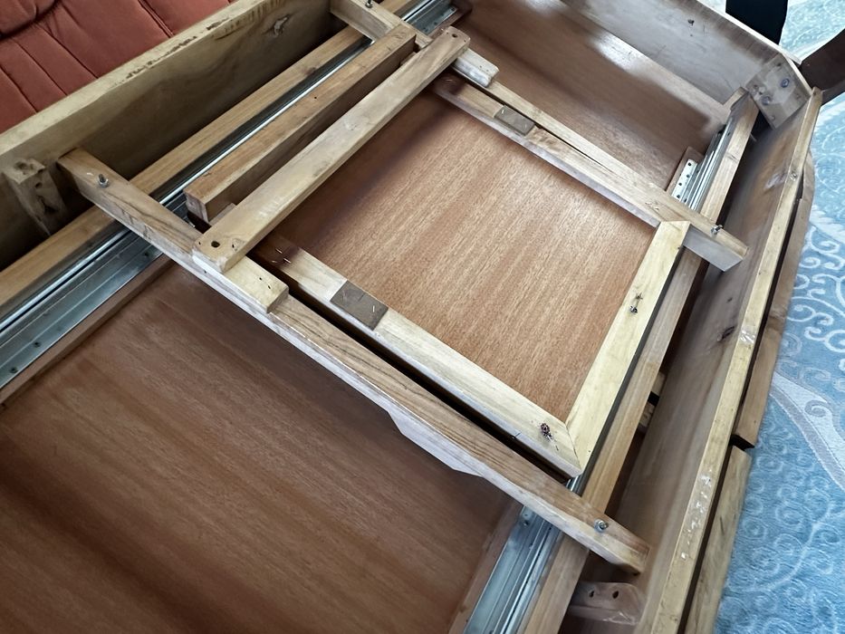 Стол для приема гостей