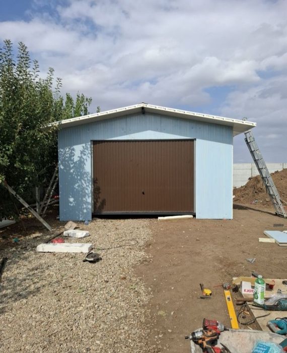 Garaje auto pe structura metalica învelite cu panouri Sandwich